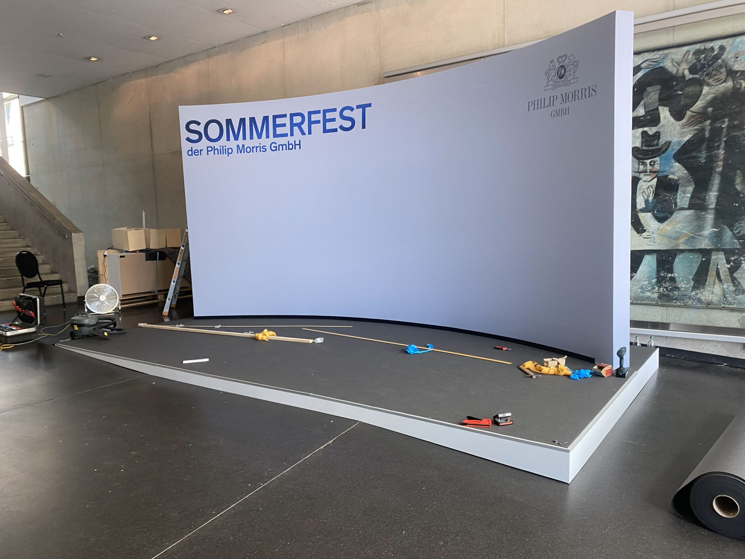 Philip Morris – gebogene Präsentationswand