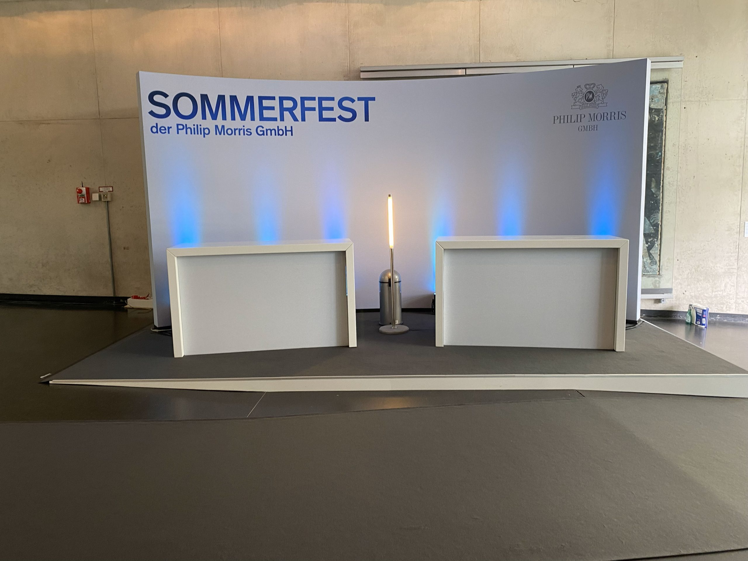 Philip Morris – gebogene Präsentationswand