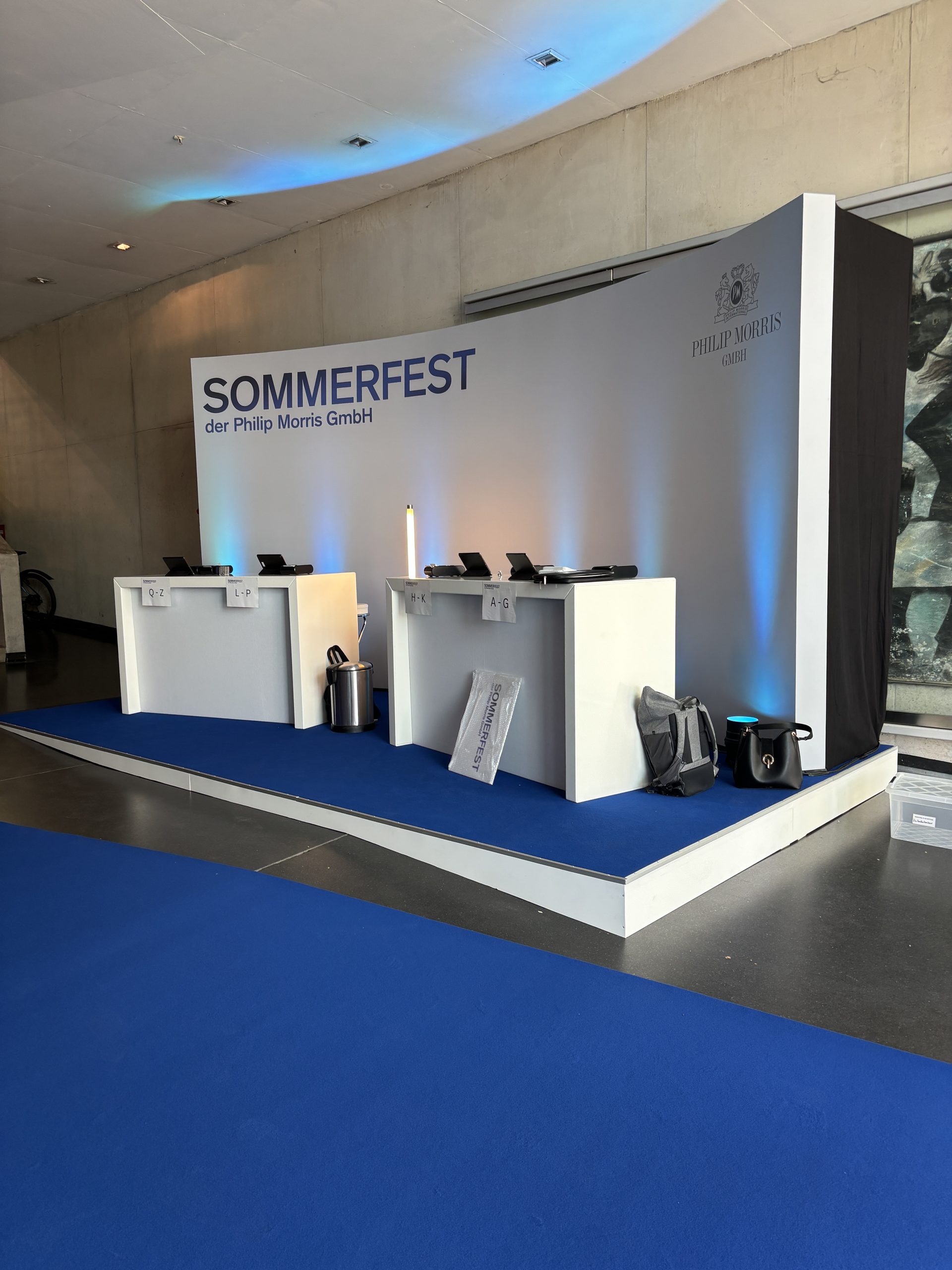 Philip Morris – gebogene Präsentationswand