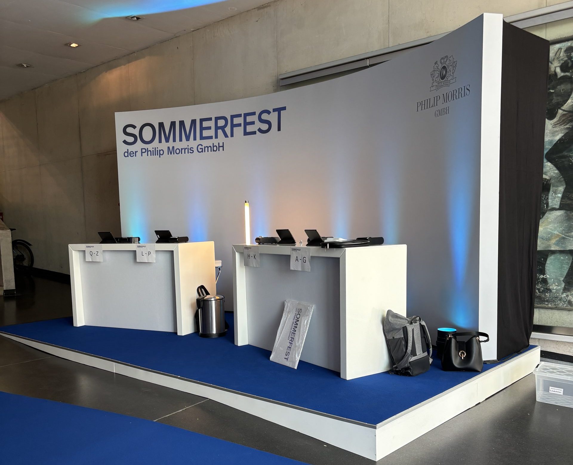 Philip Morris – gebogene Präsentationswand